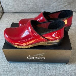 Dansko Professional Patent Red Cherry Work Clogs non-slip size 39 Woman’s